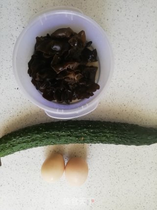 黄瓜炒鸡蛋的做法步骤：1