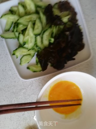 黄瓜炒鸡蛋的做法步骤：2
