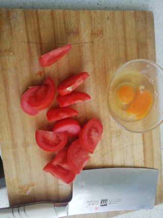 西红柿炒白玉菇的做法步骤：2
