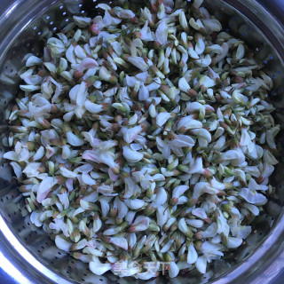 韭菜炒槐花饭的做法步骤：1