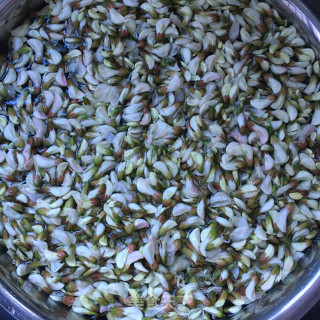 韭菜炒槐花饭的做法步骤：3