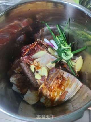 高压锅卤牛肉。的做法步骤：2