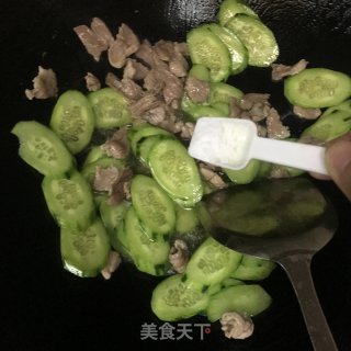 青瓜炒瘦肉的做法步骤：6