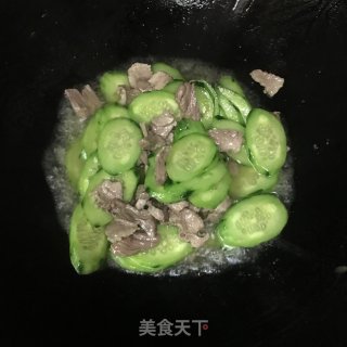 青瓜炒瘦肉的做法步骤：7