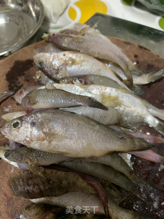香煎杂鱼的做法步骤：2