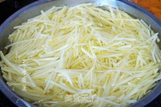 素炒土豆丝的做法步骤：1