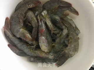 蒜茸烤对虾的做法步骤：1
