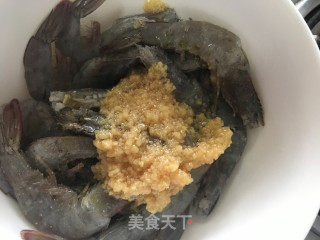 蒜茸烤对虾的做法步骤：2