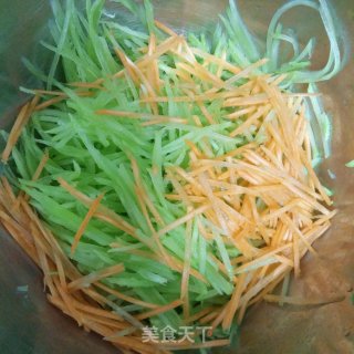 红萝卜凉拌莴苣的做法步骤：2