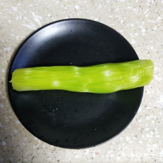 凉拌莴笋丝的做法步骤：1