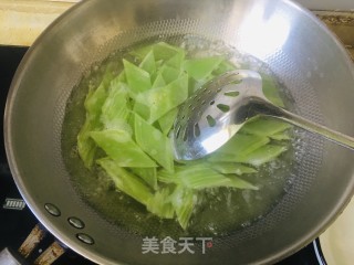 清炒莴笋的做法步骤：2