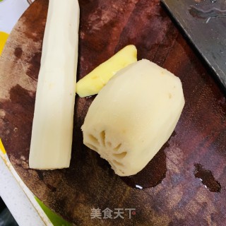 莲藕花生排骨汤的做法步骤：3