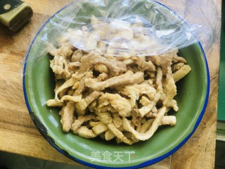 酸辣肉丝汤的做法步骤：1