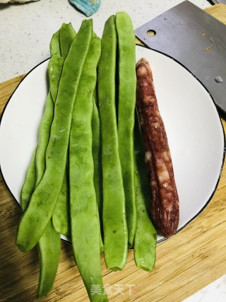 豌豆荚炒腊肠的做法步骤：1
