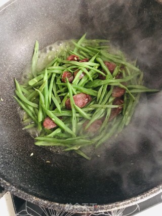 豌豆荚炒腊肠的做法步骤：4