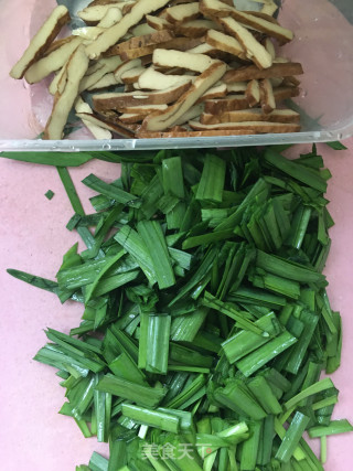 韭菜炒香干的做法步骤：1