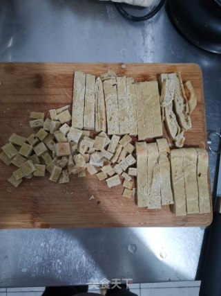 西红柿鸡蛋烩饼的做法步骤：1