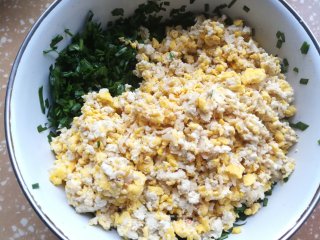 韭菜鸡蛋豆腐馅饼的做法步骤：4