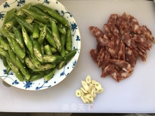 杭椒炒腊肠的做法步骤：2