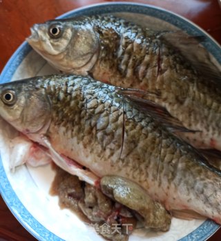 野鲫鱼烧小河虾的做法步骤：1