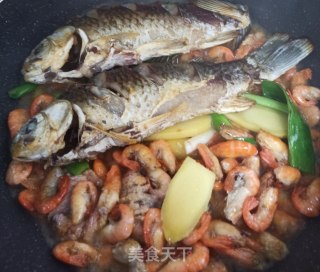 野鲫鱼烧小河虾的做法步骤：7