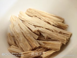红肠烧腐竹萝卜的做法步骤：2