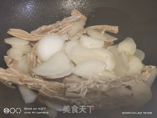 红肠烧腐竹萝卜的做法步骤：3