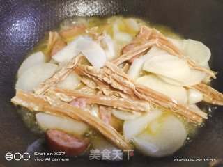 红肠烧腐竹萝卜的做法步骤：4