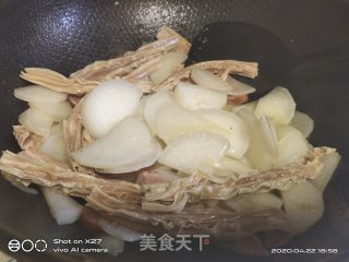 红肠烧腐竹萝卜的做法步骤：5