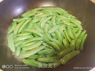 肉丝炒甜豆的做法步骤：1