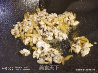 酸豆角炒蛤蜊肉的做法步骤：3