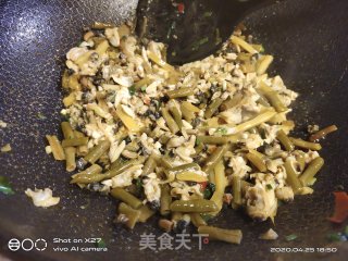 酸豆角炒蛤蜊肉的做法步骤：5