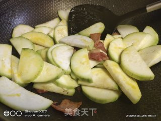 培根炒瓠瓜的做法步骤：4