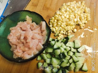 鸡肉炒玉米黄瓜的做法步骤：1