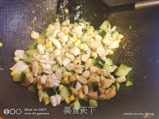 鸡肉炒玉米黄瓜的做法步骤：10