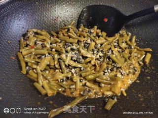 酸豆角炒螺蛳肉的做法步骤：3