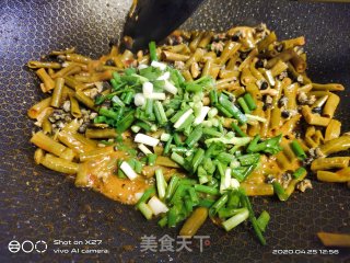 酸豆角炒螺蛳肉的做法步骤：4