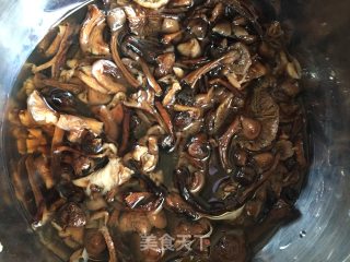 鸡腿炖蘑菇粉条的做法步骤：1