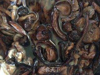 鸡腿炖蘑菇粉条的做法步骤：2