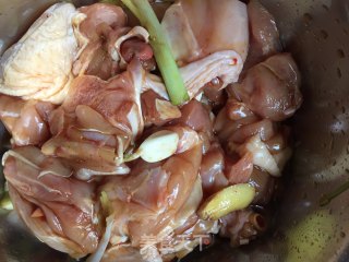 鸡腿炖蘑菇粉条的做法步骤：5
