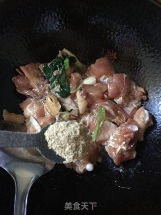 鸡腿炖蘑菇粉条的做法步骤：11