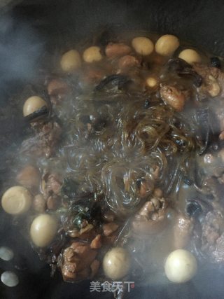 鸡腿炖蘑菇粉条的做法步骤：17