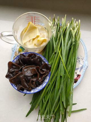 韭菜豆皮素水饺的做法步骤：2