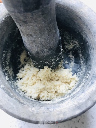 芝麻花生糯米饼的做法步骤：5