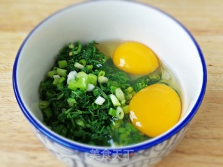 荠菜鸡蛋饼的做法步骤：6