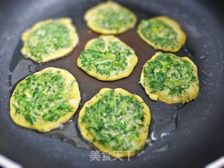荠菜鸡蛋饼的做法步骤：10