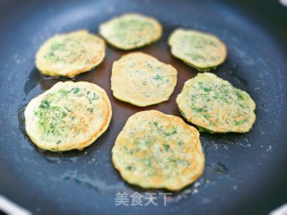 荠菜鸡蛋饼的做法步骤：11