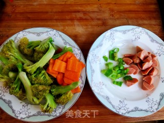 西兰花炒火腿的做法步骤：1