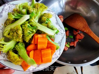 西兰花炒火腿的做法步骤：4