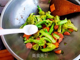 西兰花炒火腿的做法步骤：6